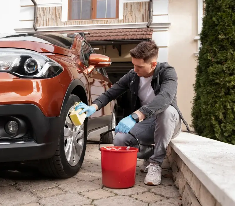 Lavage auto à domicile Le Drennec : professionnel intervenant sur un véhicule